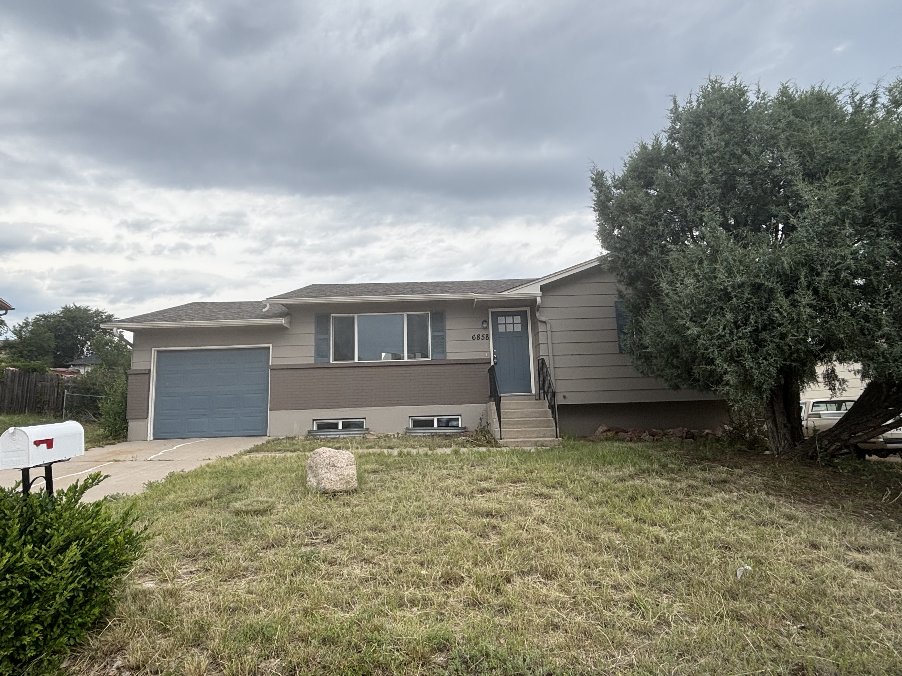 6858 Mescalero Dr